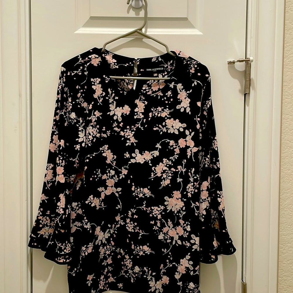 SZ L blk & pink flowers Long sleeves w/ flute detail makes this very feminine.
